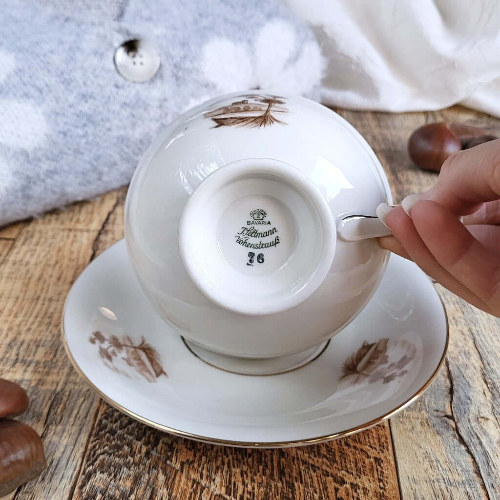 Candela profumata a castagne caldarroste in cera di soia realizzata all'interno di una elegante Tazza da Tea in Ceramica Bavaria. Marchio di Originalità e Garanzia di Qualità