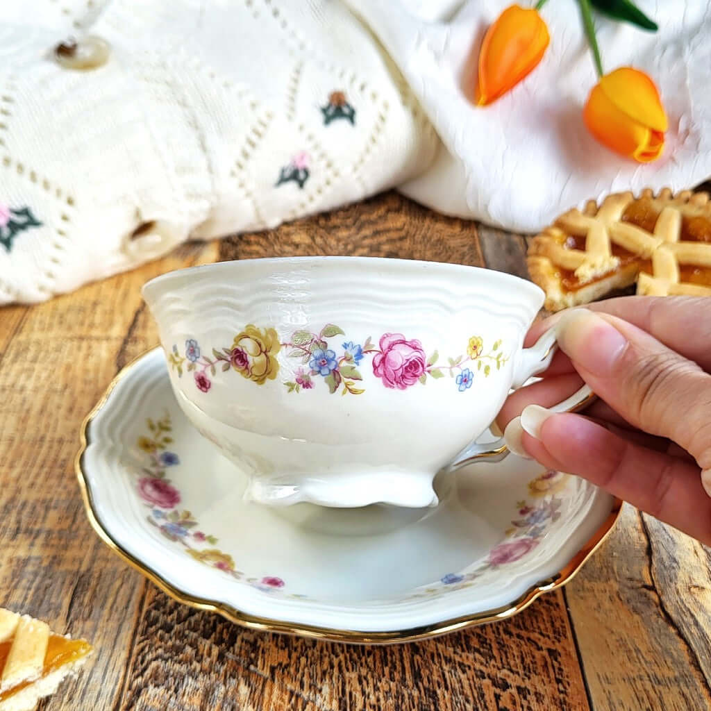 Candela profumata Crostata di Albicocche, realizzata in cera di soia vegetale all'interno di una elegante Tazza da Tea in Porcellana Bavaria. Dettaglio decorazione a fiori.