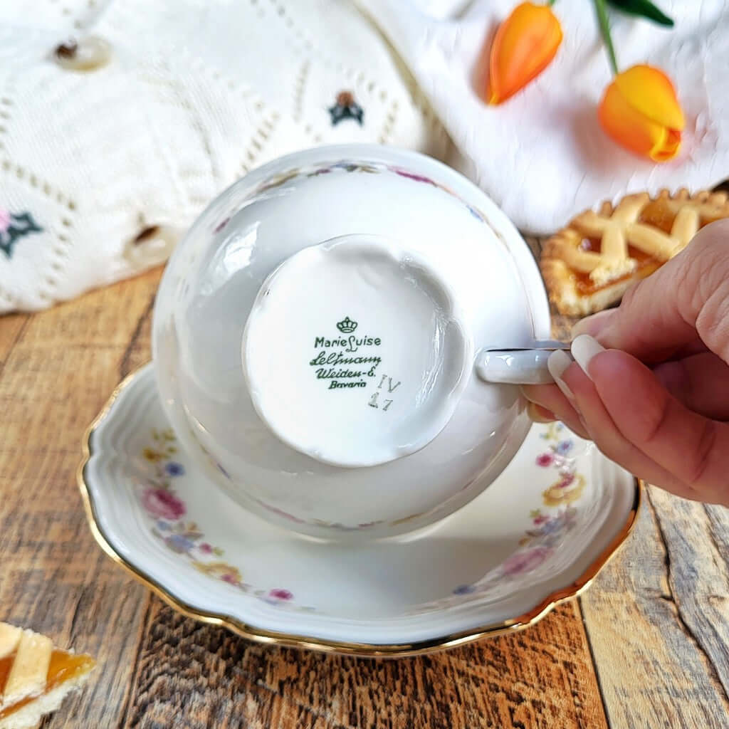 Candela profumata Crostata di Albicocche, realizzata in cera di soia vegetale all'interno di una elegante Tazza da Tea in Porcellana Bavaria. Marchio originale.