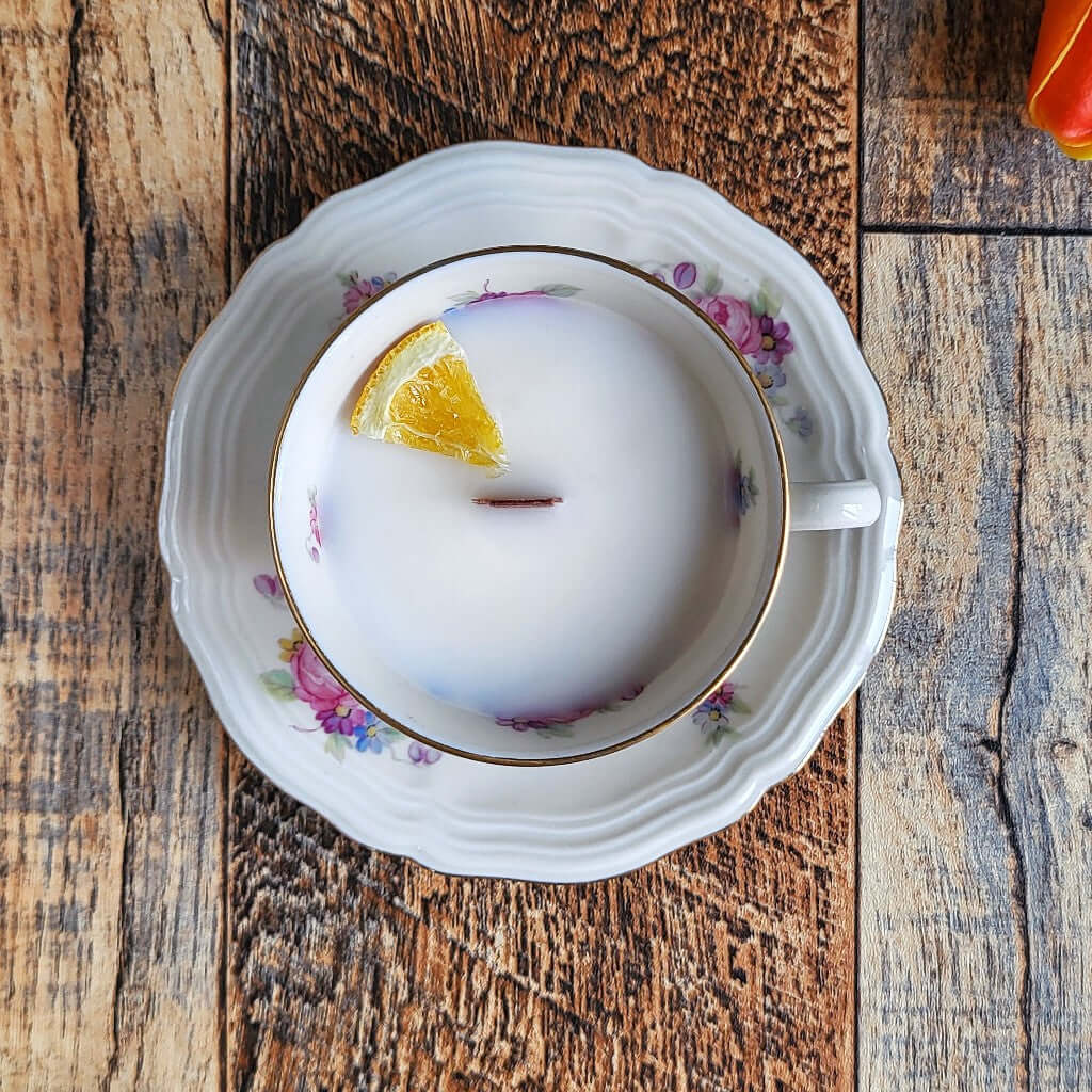 Candela profumata al mandarino in cera di soia realizzata all'interno di una elegante Tazzina da Caffè in Ceramica Bavaria.