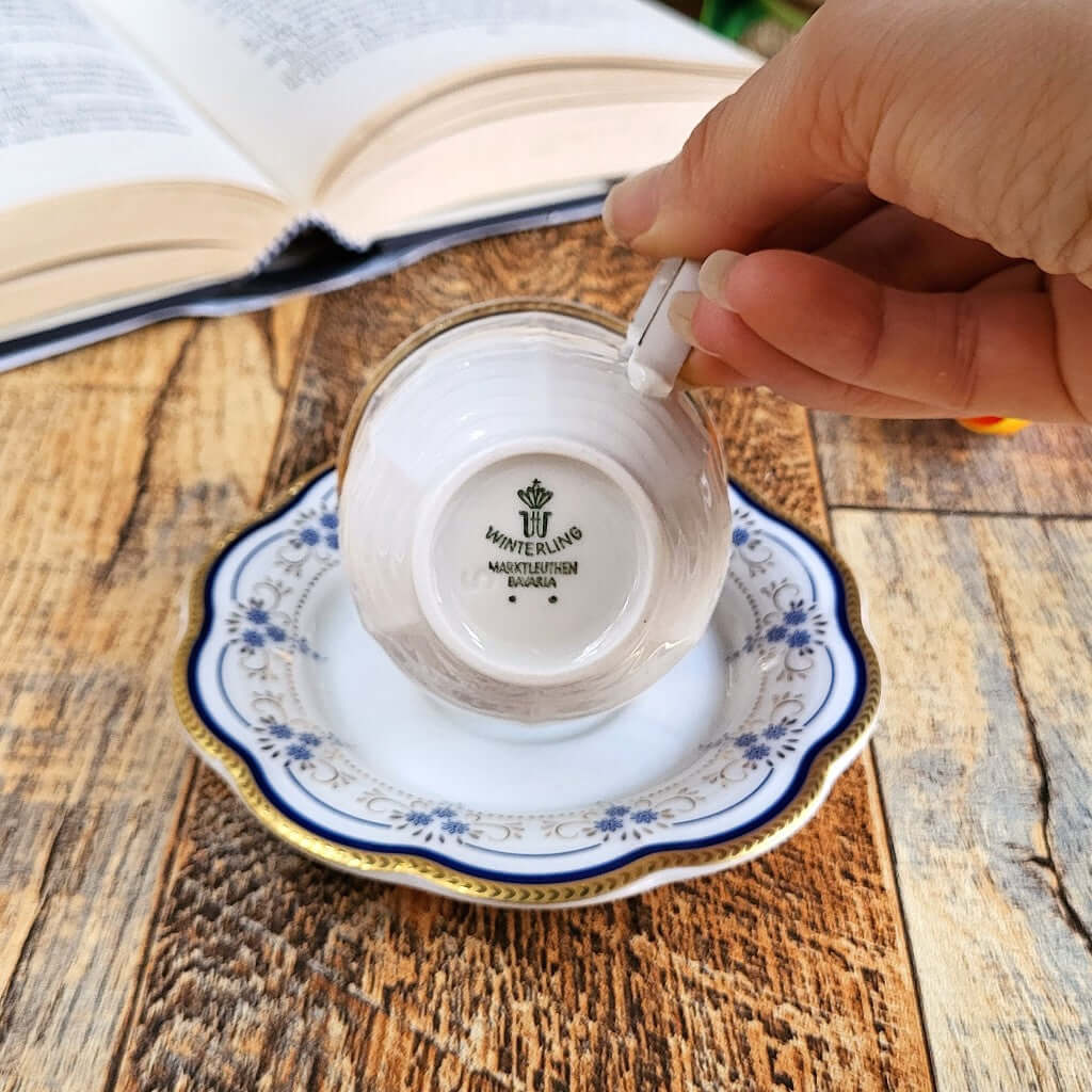 Candela profumata al panettone in cera di soia realizzata all'interno di una elegante Tazzina da Caffè in Ceramica Bavaria. Marchio di Originalità e Garanzia