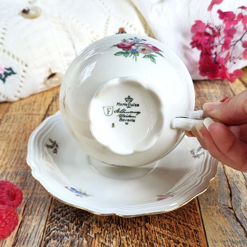 Candela profumata Macaron Lampone e Violetta, realizzata in cera di soia vegetale all'interno di una elegante Tazza da Tea in Porcellana Bavaria. Marchio originale.