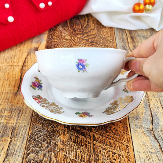 Dettaglio Candela profumata in cera di soia realizzata all'interno di una elegante Tazza da Tea in Ceramica Bavaria. Fragranza Pandoro - Natale