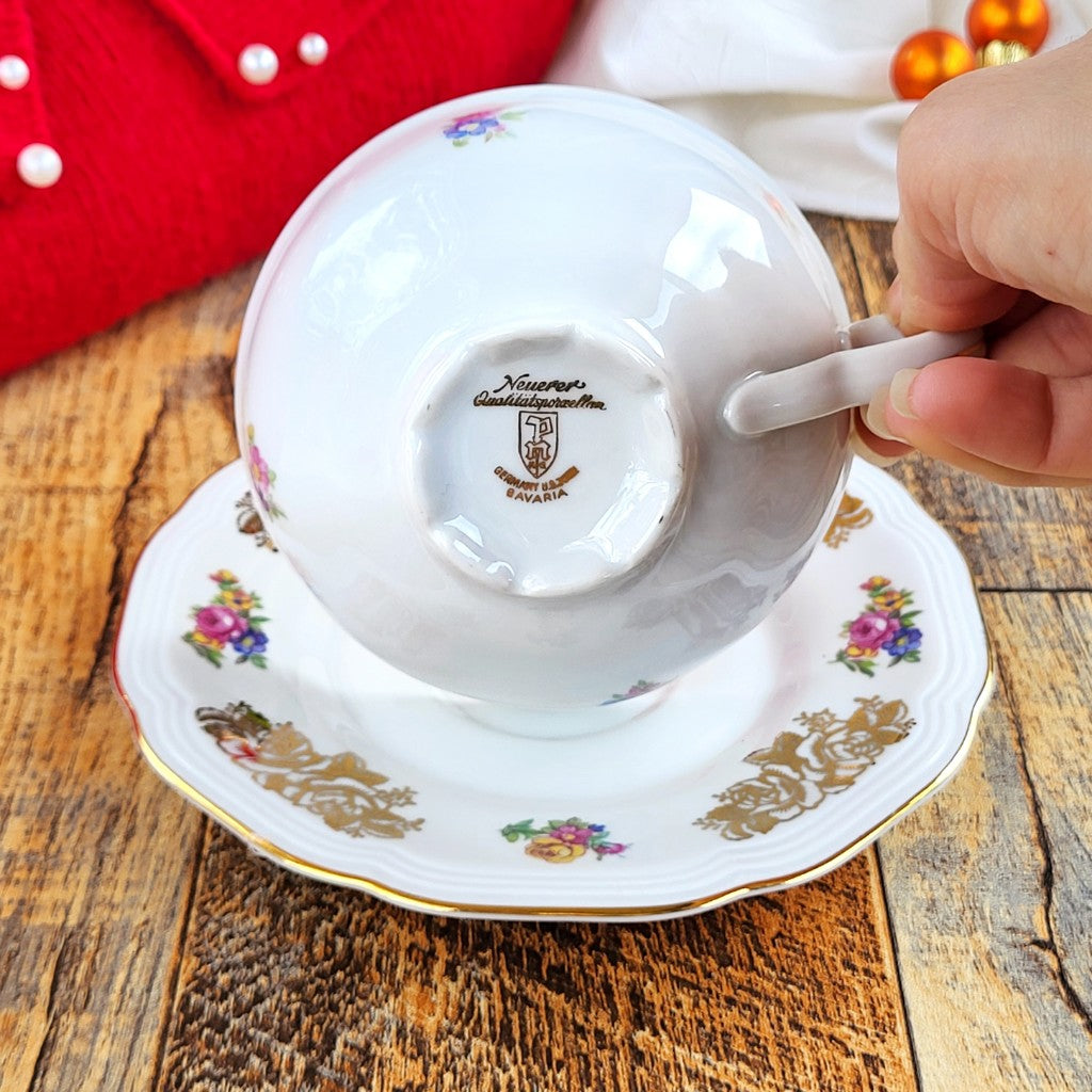 Candela profumata in cera di soia realizzata all'interno di una elegante Tazza da Tea in Ceramica Bavaria. Dettaglio marchio di qualità e garanzia
