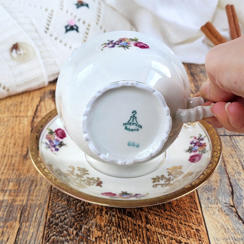 Candela profumata a Fichi e Spezie in cera di soia realizzata all'interno di una elegante Tazza da Tea in Ceramica Bavaria. Marchio di qualità e garanzia.