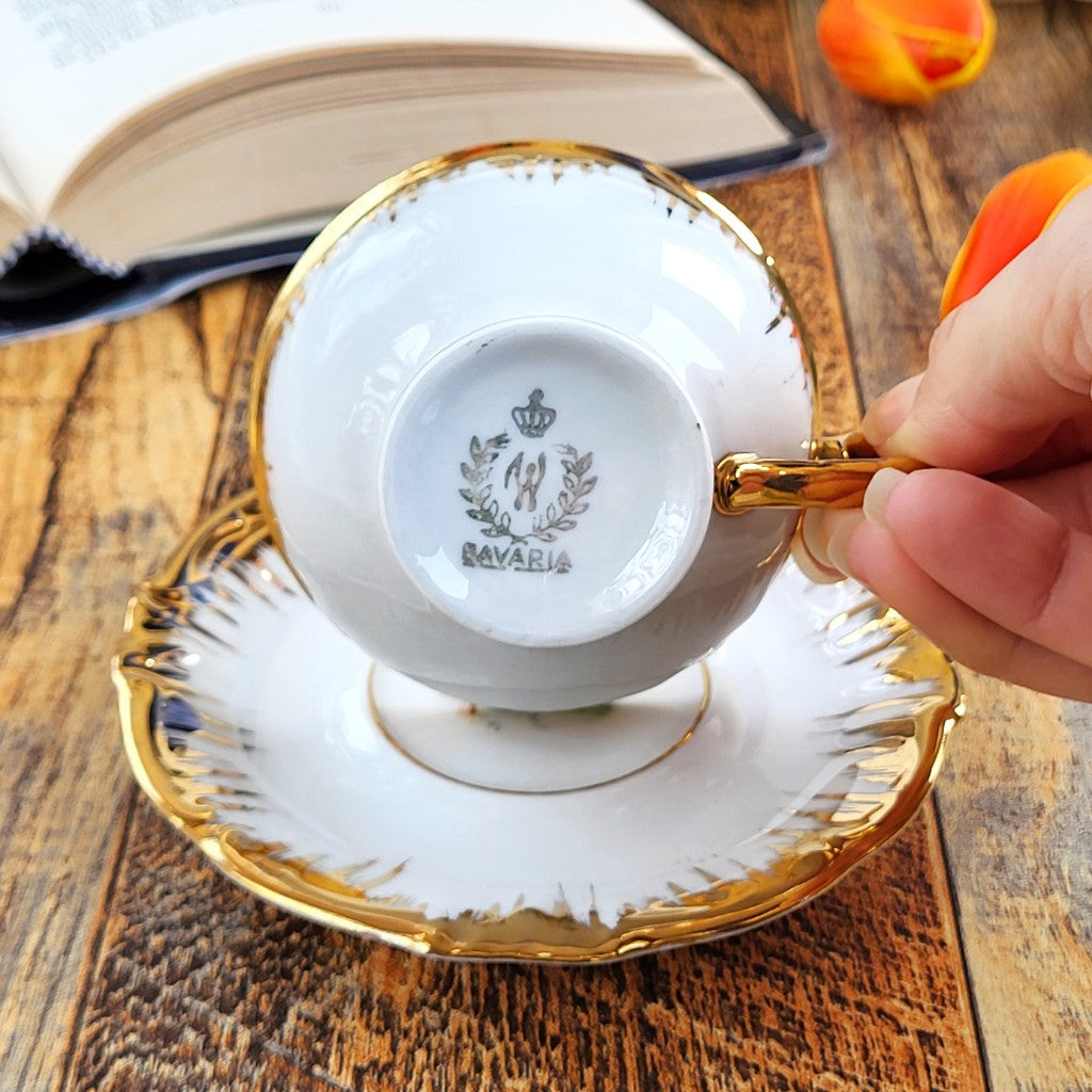 Candela profumata in cera di soia realizzata all'interno di una elegante Tazza da Caffè in Ceramica Bavaria. Dettaglio marchio di qualità garantita