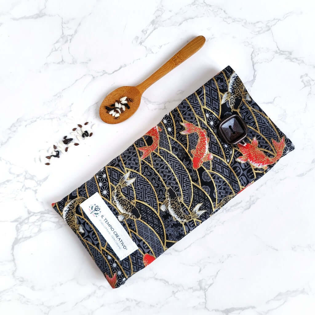 Cuscino rilassante per occhi eye pillow realizzato in cotono 100%, sfoderabile e lavabile, con ingredienti naturali antinfiammatori, rigeneranti e rilassanti. Stoffa carpa giapponese