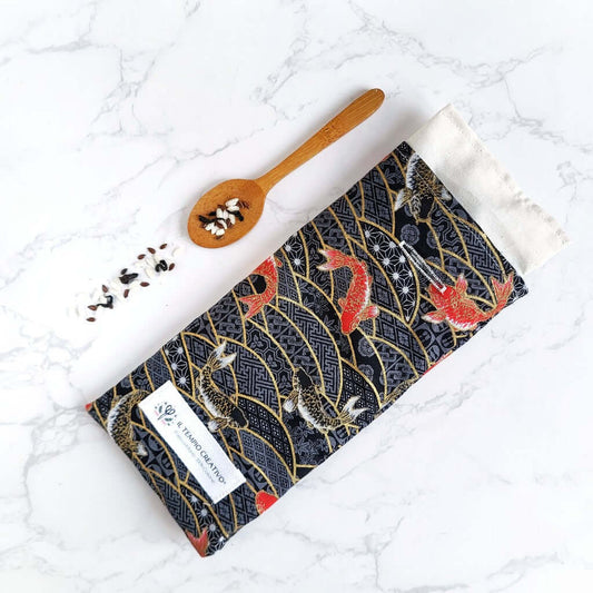 Cuscino rilassante per occhi eye pillow realizzato in cotono 100%, sfoderabile e lavabile, con ingredienti naturali antinfiammatori, rigeneranti e rilassanti. Stoffa carpa giapponese