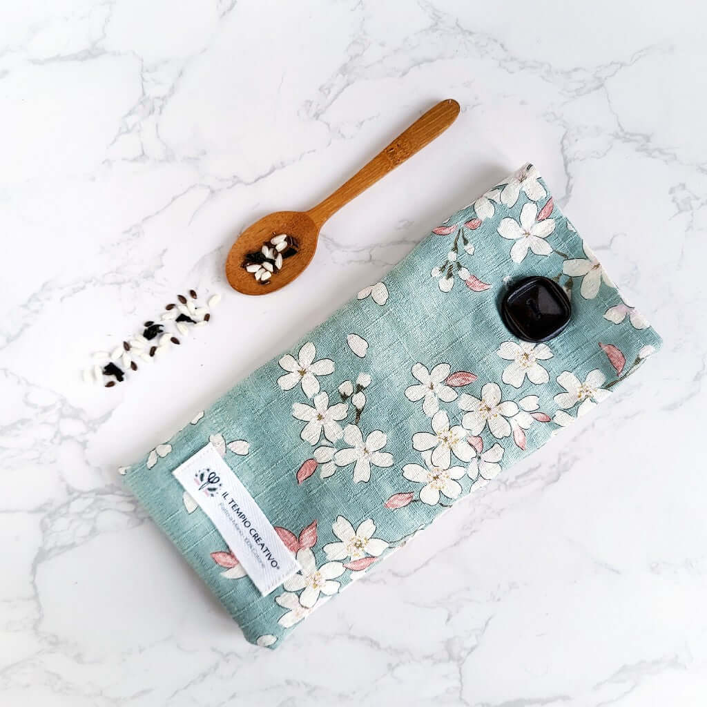 Cuscino rilassante per occhi eye pillow realizzato in cotono 100%, sfoderabile e lavabile, con ingredienti naturali antinfiammatori, rigeneranti e rilassanti. Stoffa ciliegio in fiore