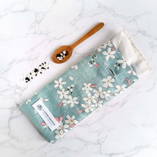 Cuscino rilassante per occhi eye pillow realizzato in cotono 100%, sfoderabile e lavabile, con ingredienti naturali antinfiammatori, rigeneranti e rilassanti. Stoffa ciliegio in fiore