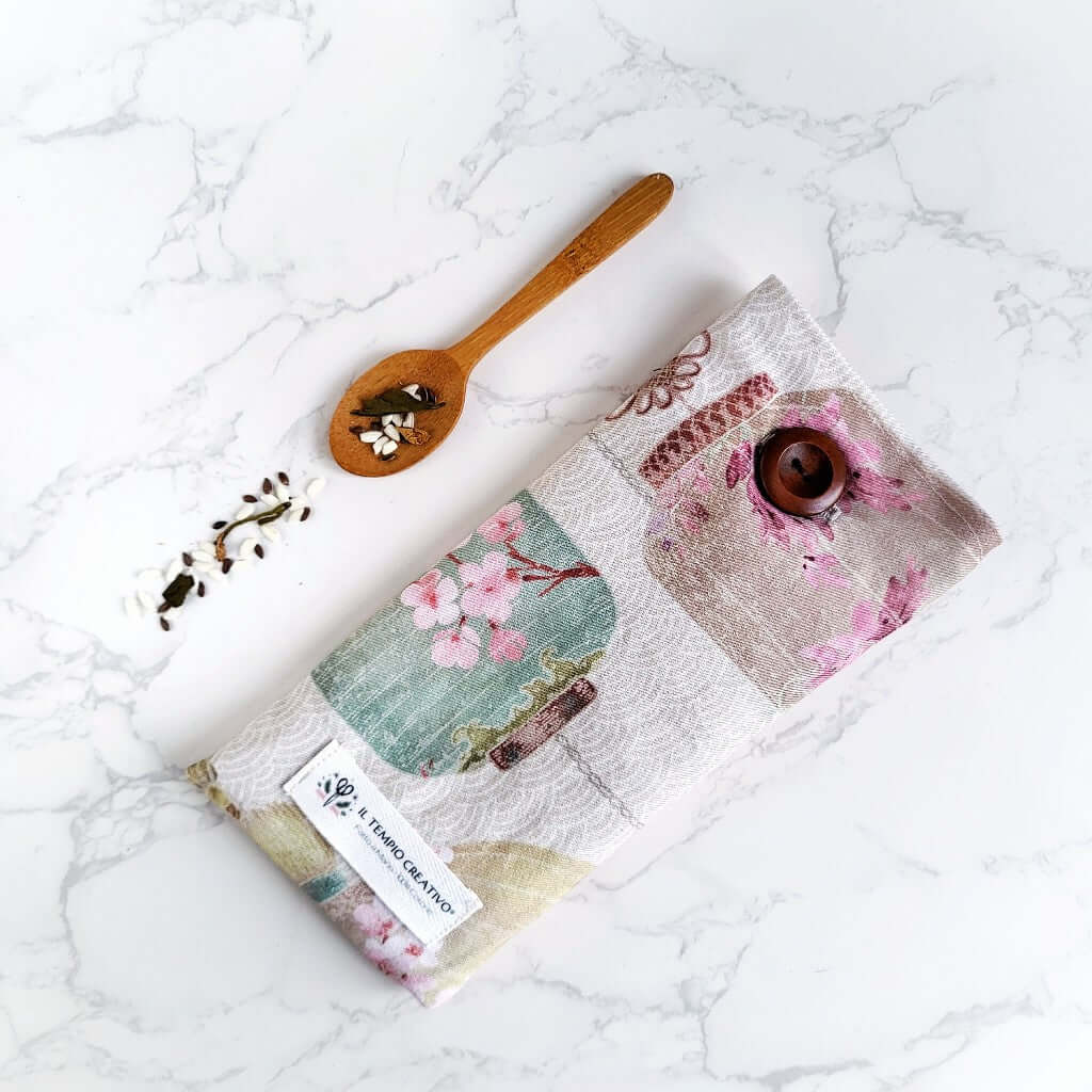 Cuscino rilassante per occhi eye pillow realizzato in cotono 100%, sfoderabile e lavabile, con ingredienti naturali antinfiammatori, rigeneranti e rilassanti. Stoffa Lanterne Cinesi.