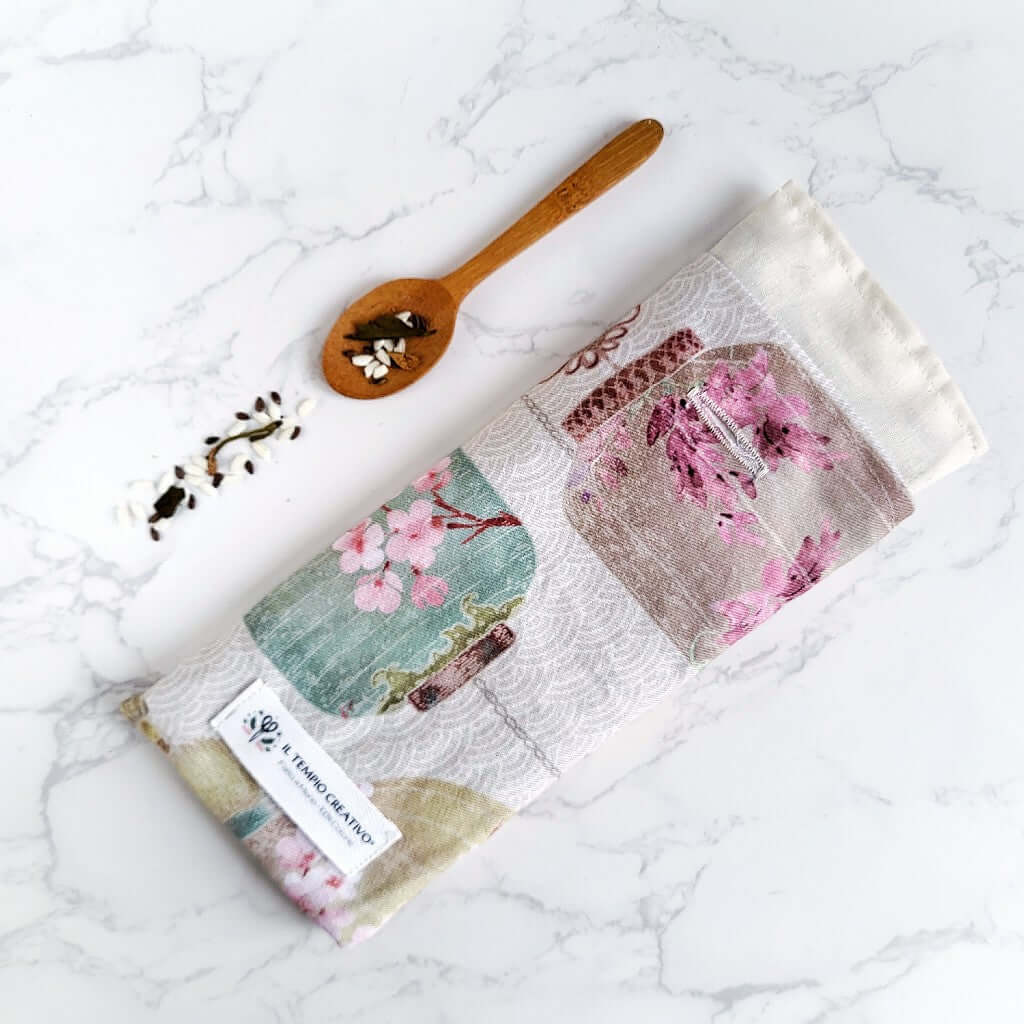 Cuscino rilassante per occhi eye pillow realizzato in cotono 100%, sfoderabile e lavabile, con ingredienti naturali antinfiammatori, rigeneranti e rilassanti. Stoffa Lanterne Cinesi.
