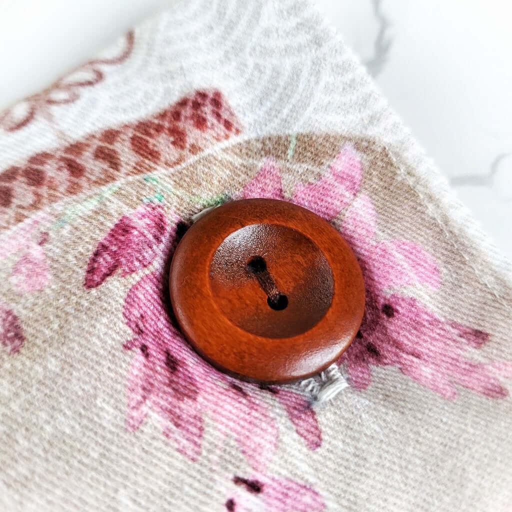 Dettaglio bottone in legno. Cuscino rilassante per occhi eye pillow realizzato in cotono 100%, sfoderabile e lavabile, con ingredienti naturali antinfiammatori, rigeneranti e rilassanti. Stoffa Lanterne Cinesi.