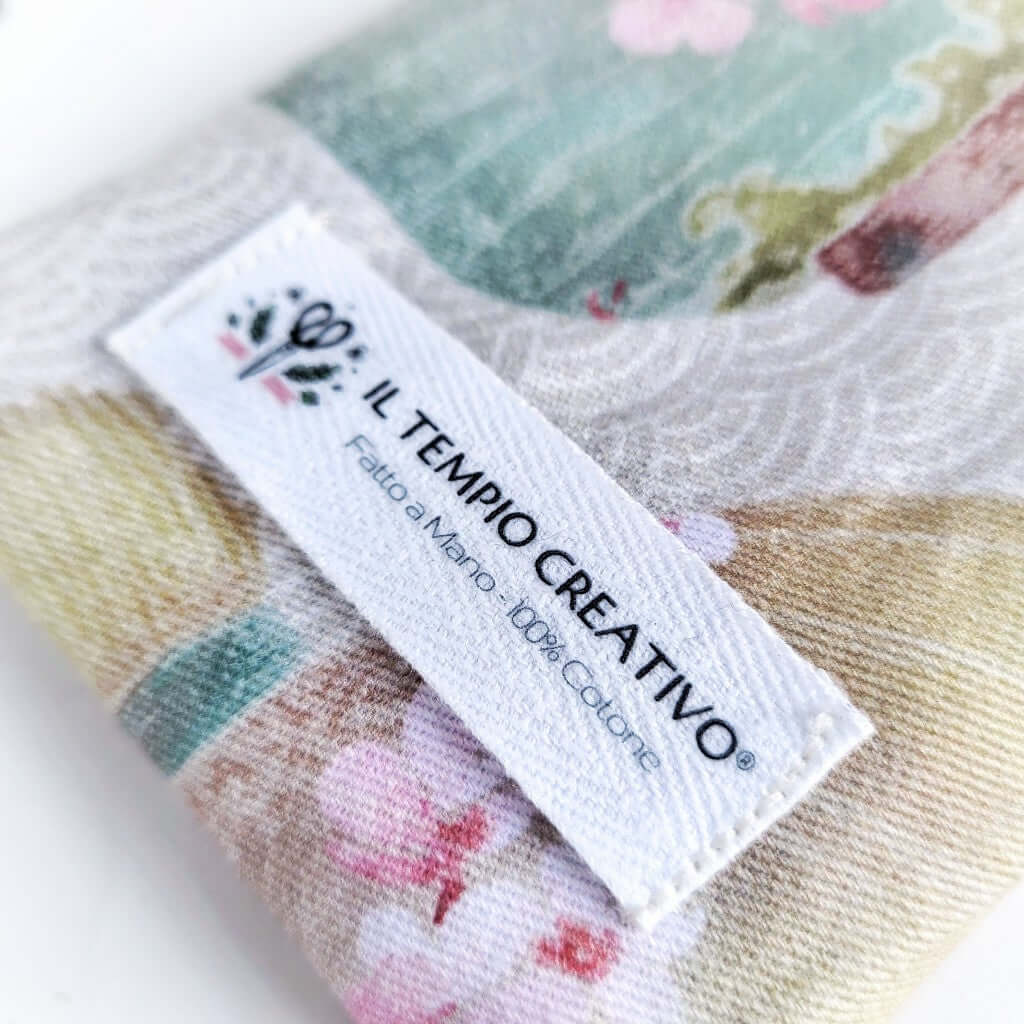 Dettaglio etichetta. Cuscino rilassante per occhi eye pillow realizzato in cotono 100%, sfoderabile e lavabile, con ingredienti naturali antinfiammatori, rigeneranti e rilassanti. Stoffa Lanterne Cinesi.