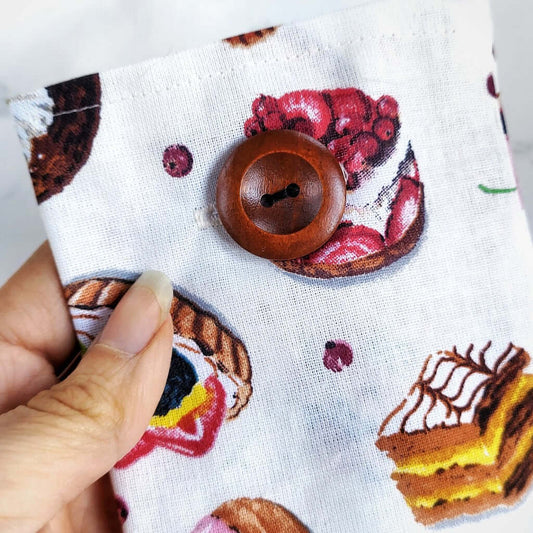 Dettaglio bottone. Fodera di ricambio in puro cotone per Cuscini Benessere Termico per Cervicale de Il Tempio Creativo® Fantasia Dolci