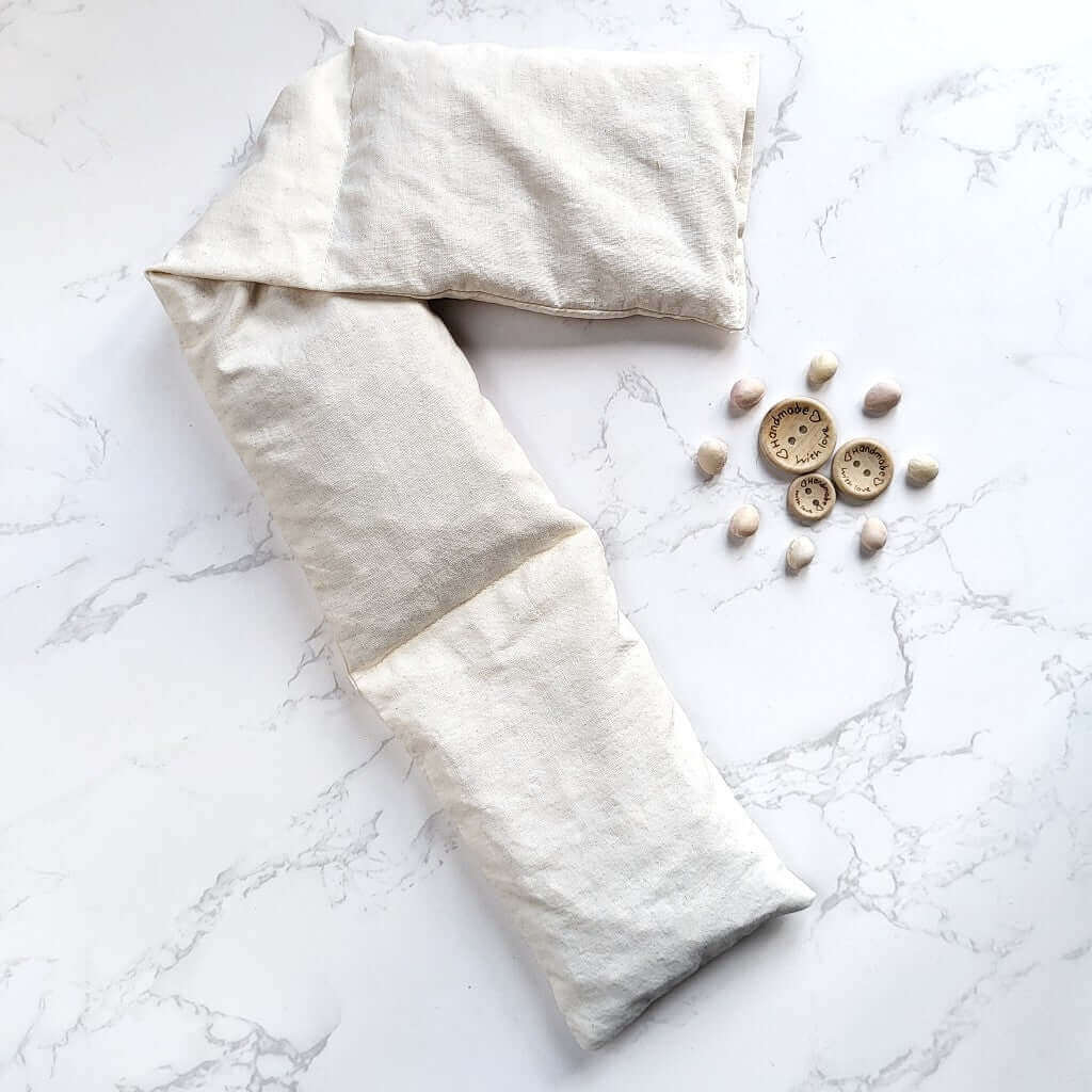 Cuscino benessere in cotone per cervicale, con noccioli di ciliegia.