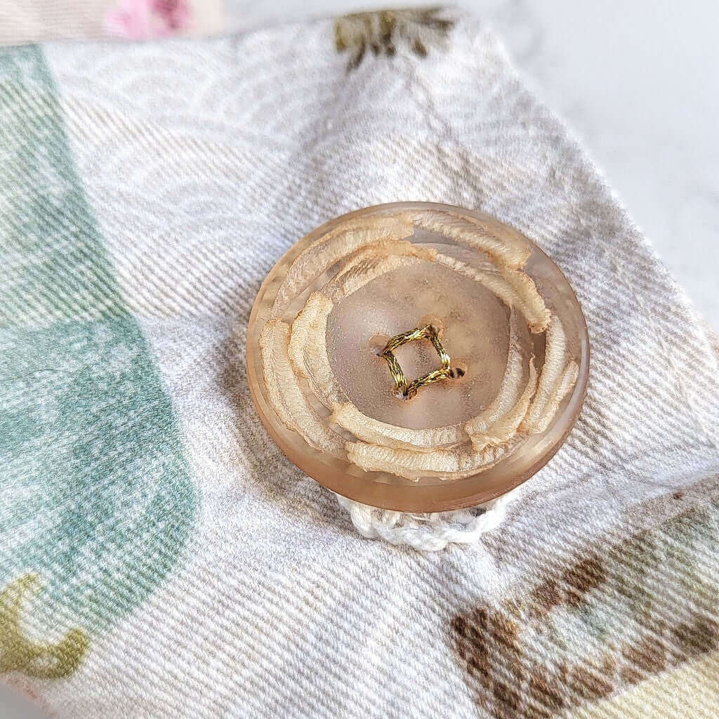 Cuscino benessere in cotone per cervicale, con noccioli di ciliegia.