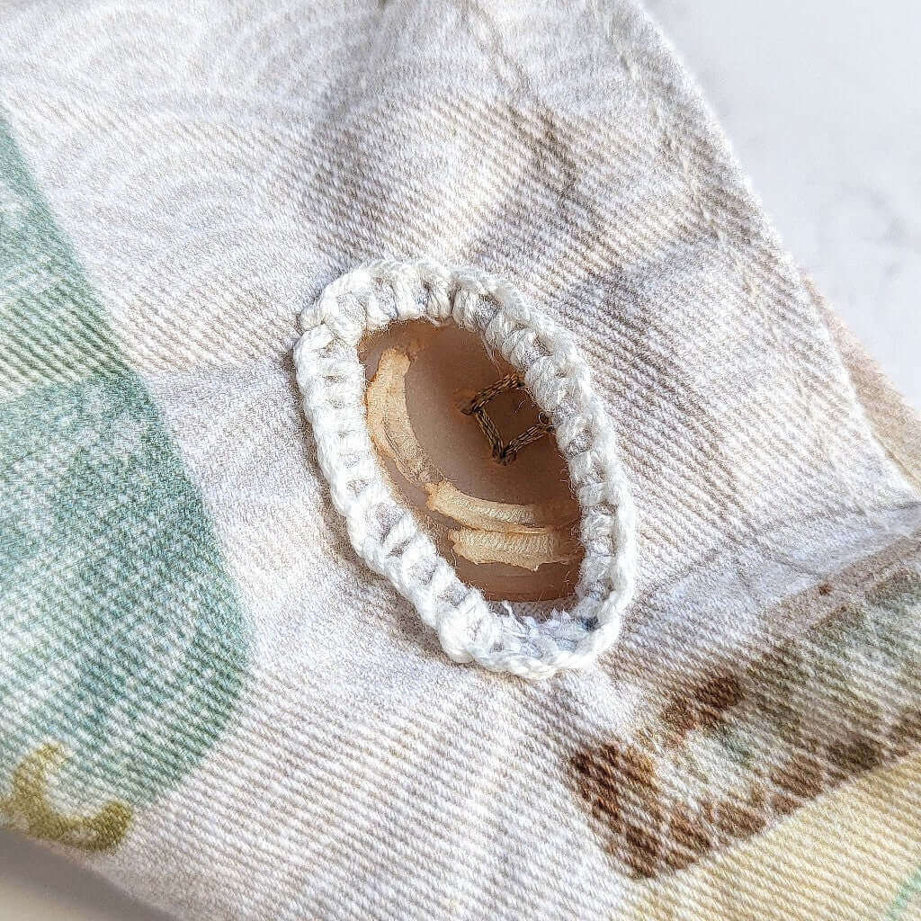 Cuscino benessere in cotone per cervicale, con noccioli di ciliegia.