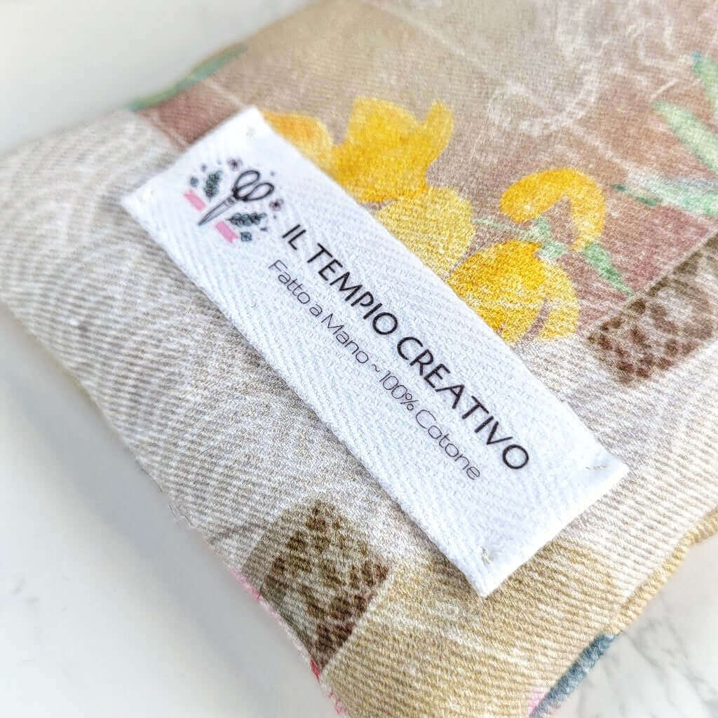 Cuscino benessere in cotone per cervicale, con noccioli di ciliegia.
