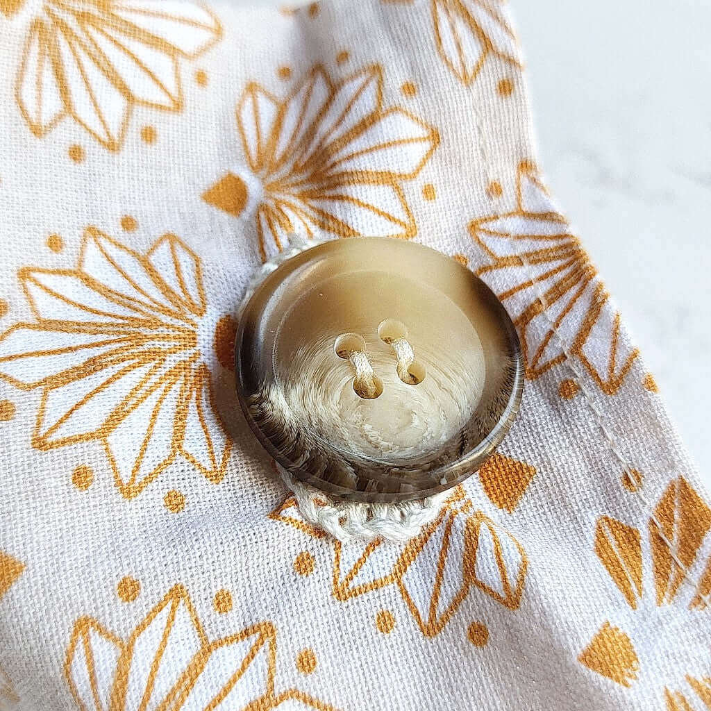 Cuscino benessere termico in cotone per cervicale, con noccioli di ciliegia.