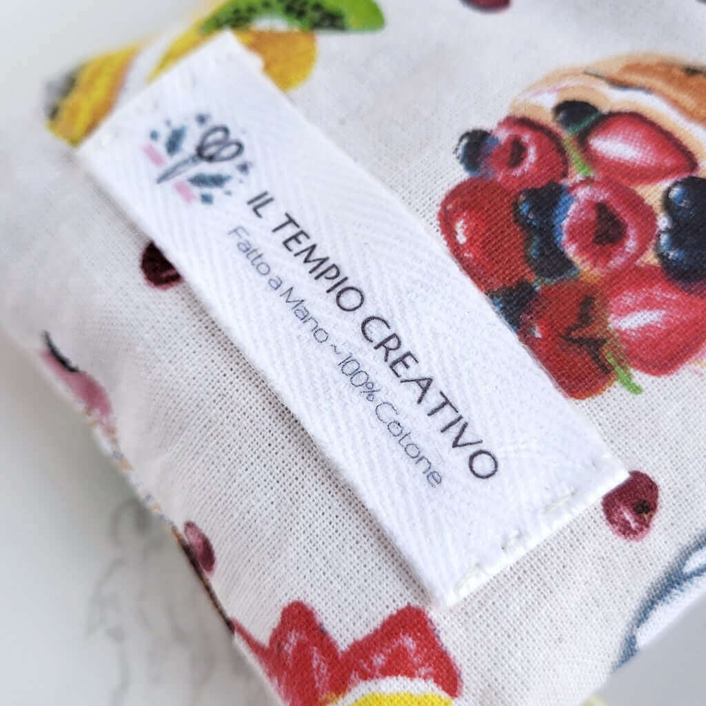 Cuscino benessere in cotone per cervicale, con noccioli di ciliegia.