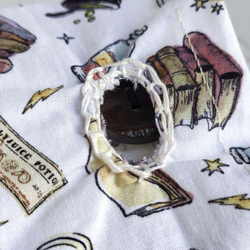 Cuscino benessere in cotone per cervicale, con noccioli di ciliegia.