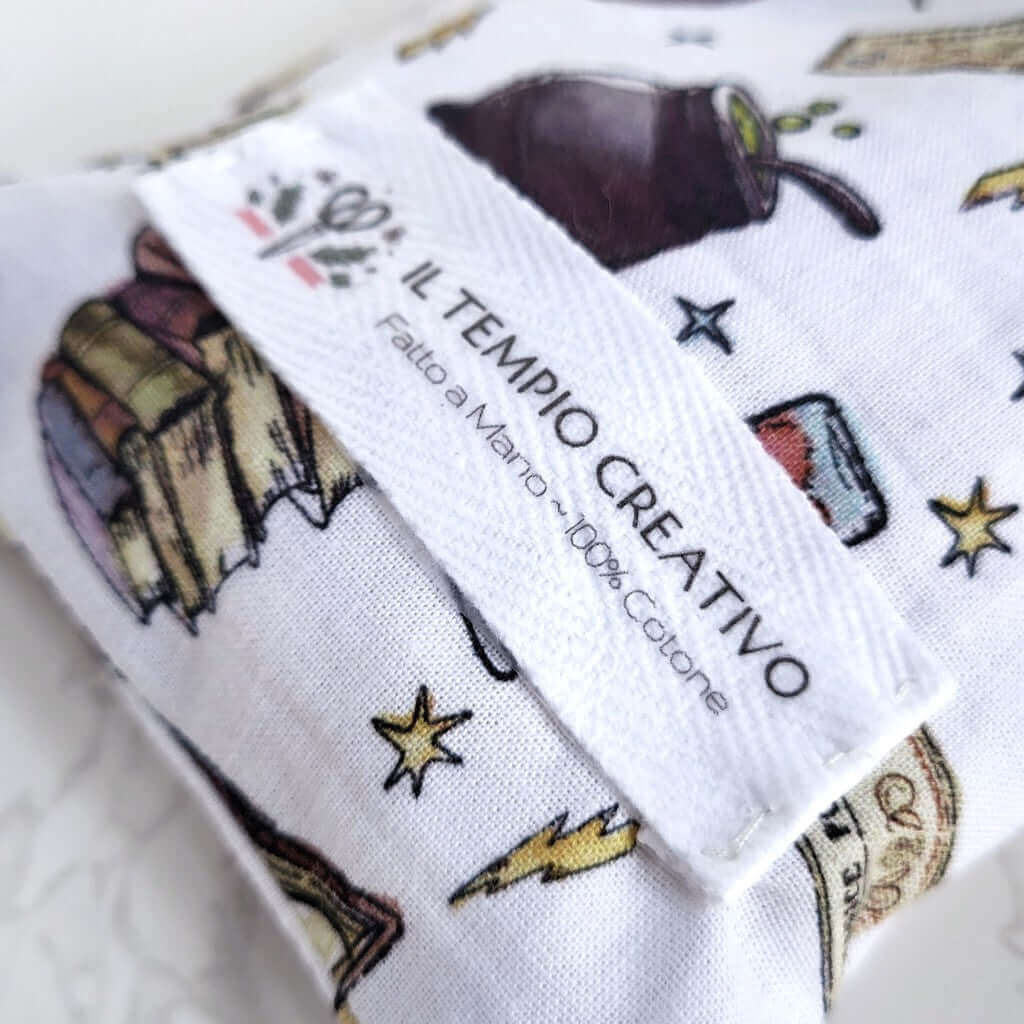 Cuscino benessere in cotone per cervicale, con noccioli di ciliegia.