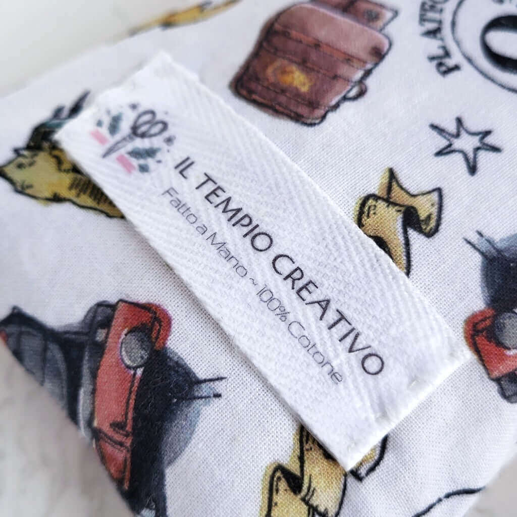 Cuscino benessere in cotone per cervicale, con noccioli di ciliegia.