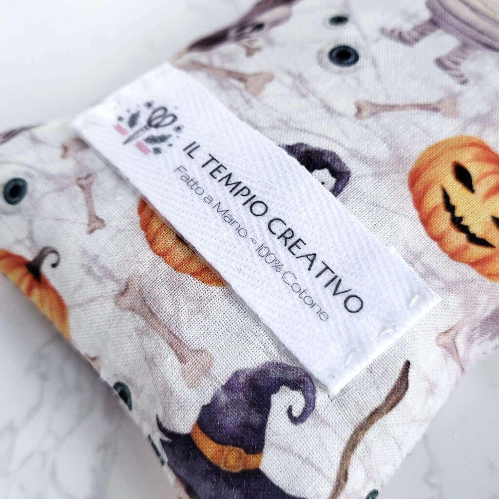 Cuscino benessere in cotone per cervicale, con noccioli di ciliegia.