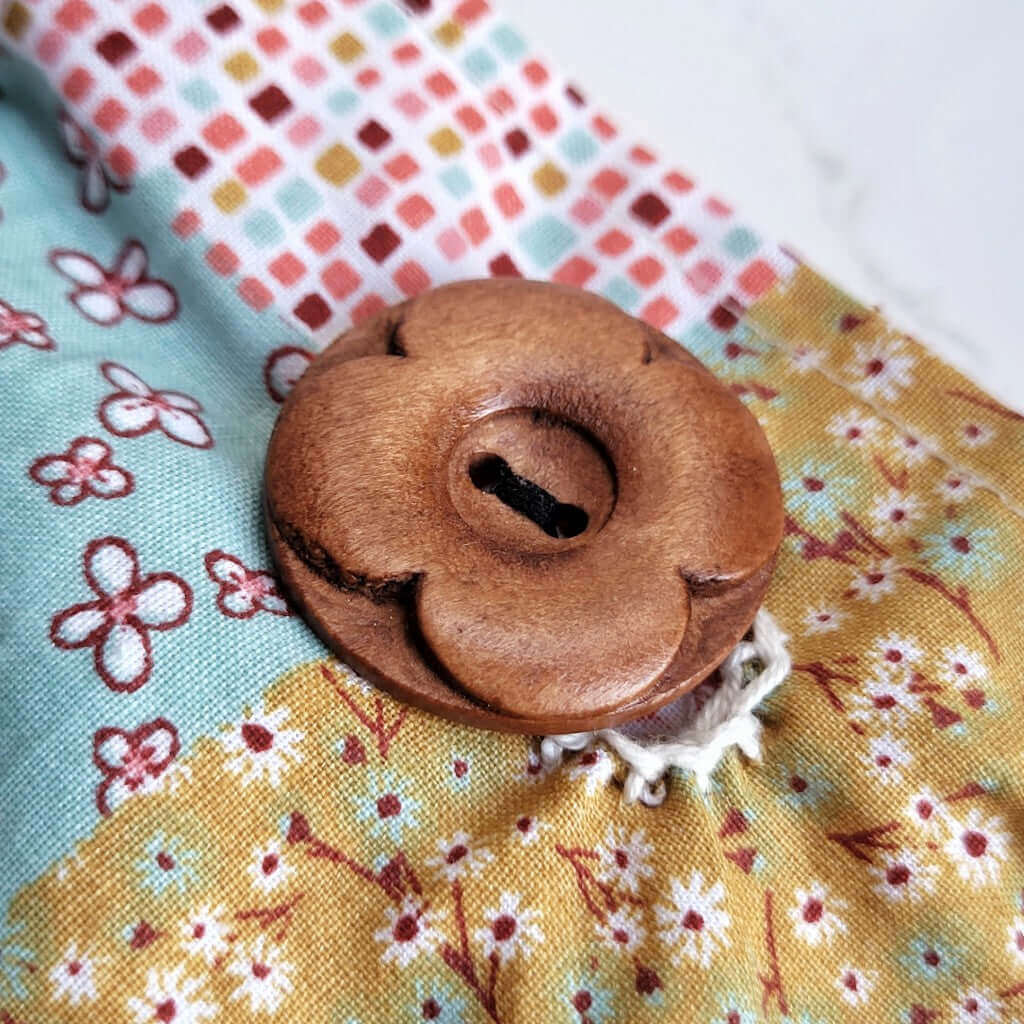Cuscino benessere in cotone per cervicale, con noccioli di ciliegia.