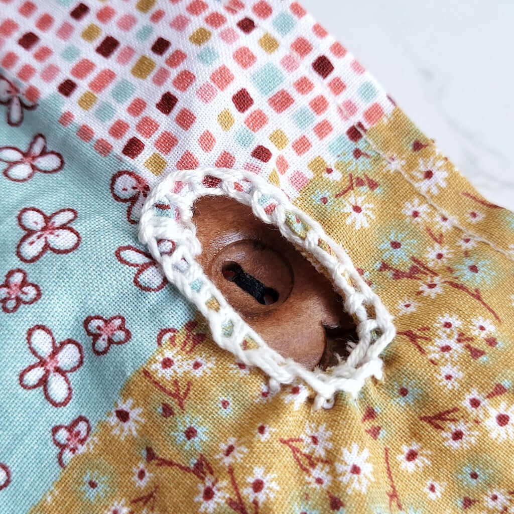 Cuscino benessere in cotone per cervicale, con noccioli di ciliegia.