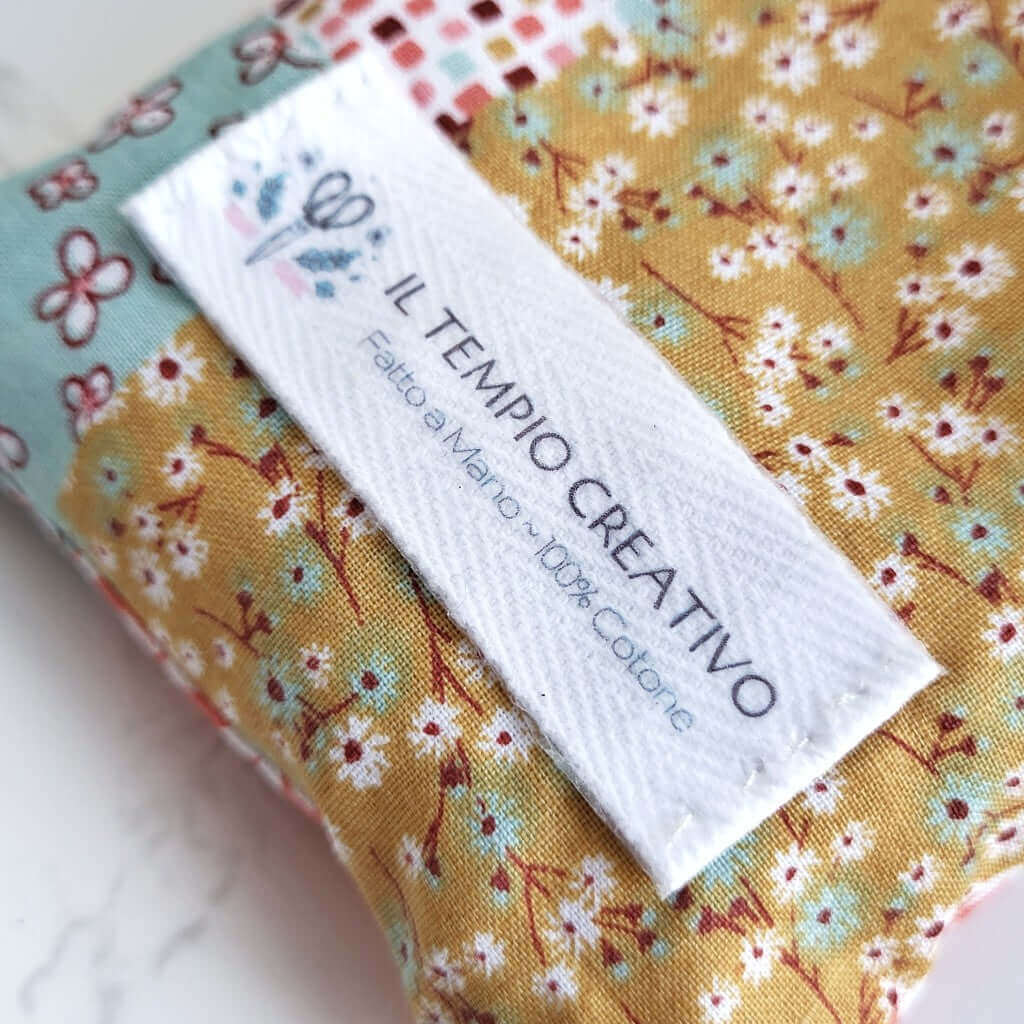 Cuscino benessere in cotone per cervicale, con noccioli di ciliegia.