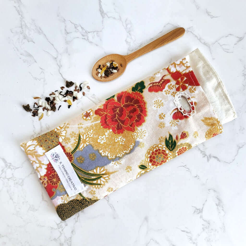 Cuscino per occhi eye pillow realizzato in cotono 100%, sfoderabile e lavabile, con ingredienti naturali antinfiammatori, rigeneranti e rilassanti.