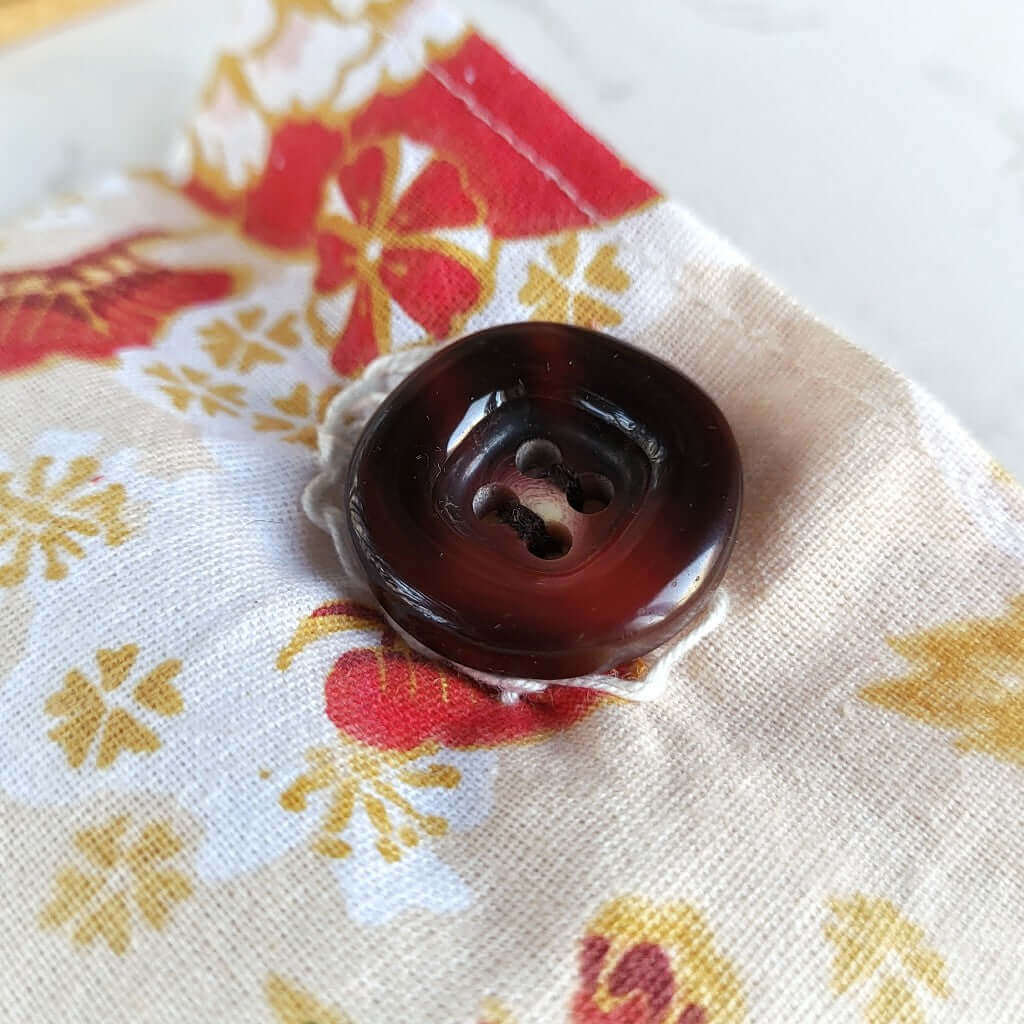 Cuscino per occhi eye pillow realizzato in cotono 100%, sfoderabile e lavabile, con ingredienti naturali antinfiammatori, rigeneranti e rilassanti.