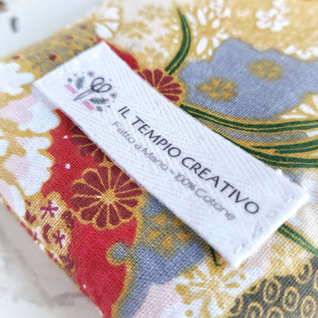 Cuscino per occhi eye pillow realizzato in cotono 100%, sfoderabile e lavabile, con ingredienti naturali antinfiammatori, rigeneranti e rilassanti.
