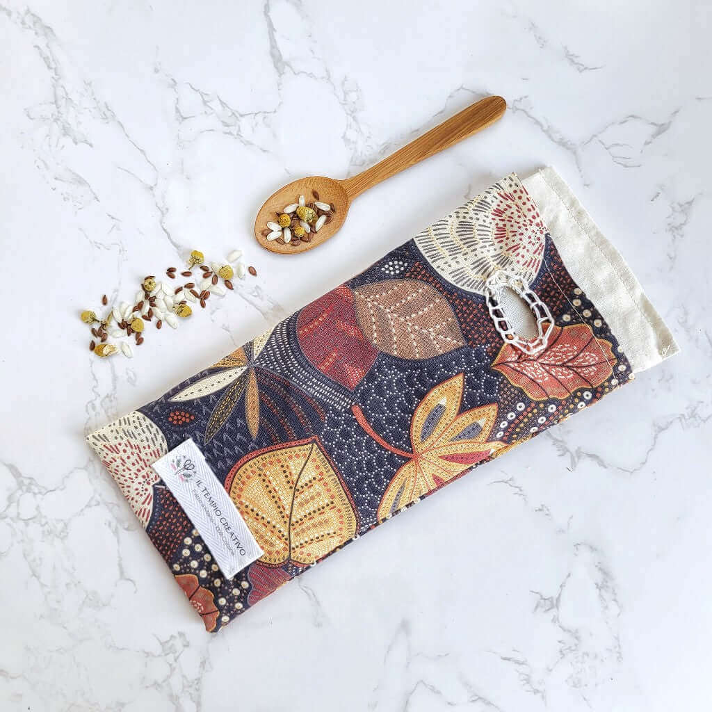 Cuscino per occhi eye pillow realizzato in cotono 100%, sfoderabile e lavabile, con ingredienti naturali antinfiammatori, rigeneranti e rilassanti.