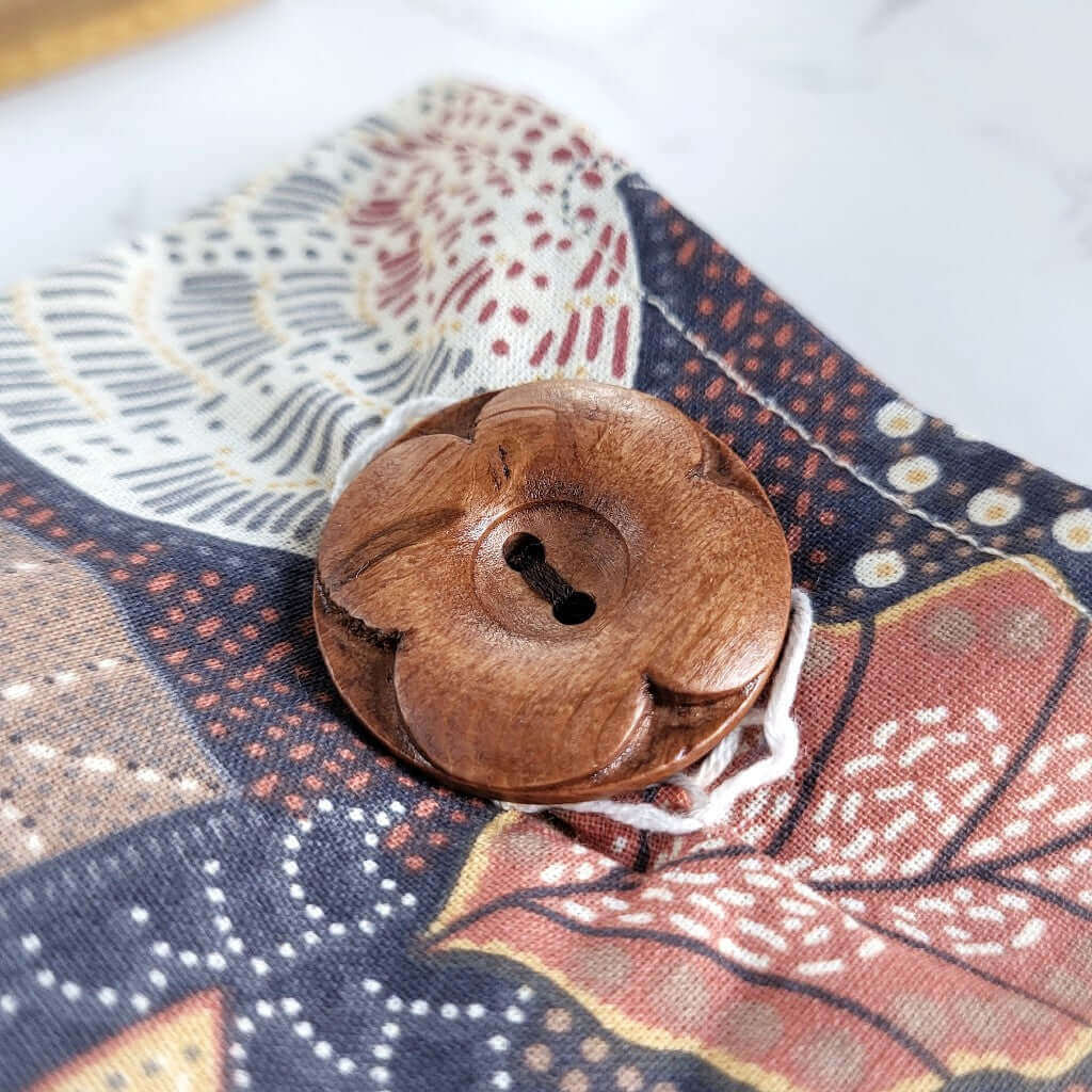 Cuscino per occhi eye pillow realizzato in cotono 100%, sfoderabile e lavabile, con ingredienti naturali antinfiammatori, rigeneranti e rilassanti.