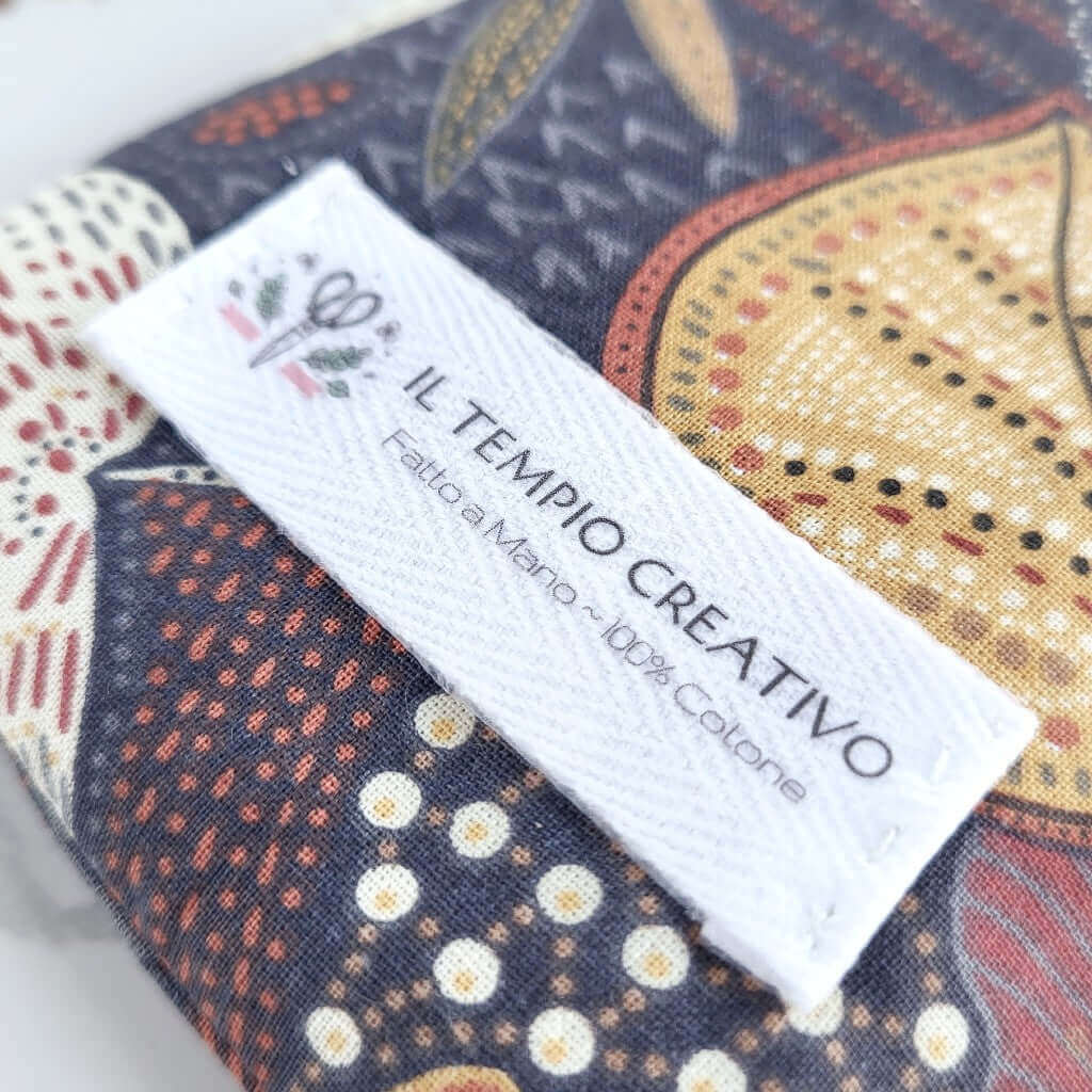 Cuscino per occhi eye pillow realizzato in cotono 100%, sfoderabile e lavabile, con ingredienti naturali antinfiammatori, rigeneranti e rilassanti.