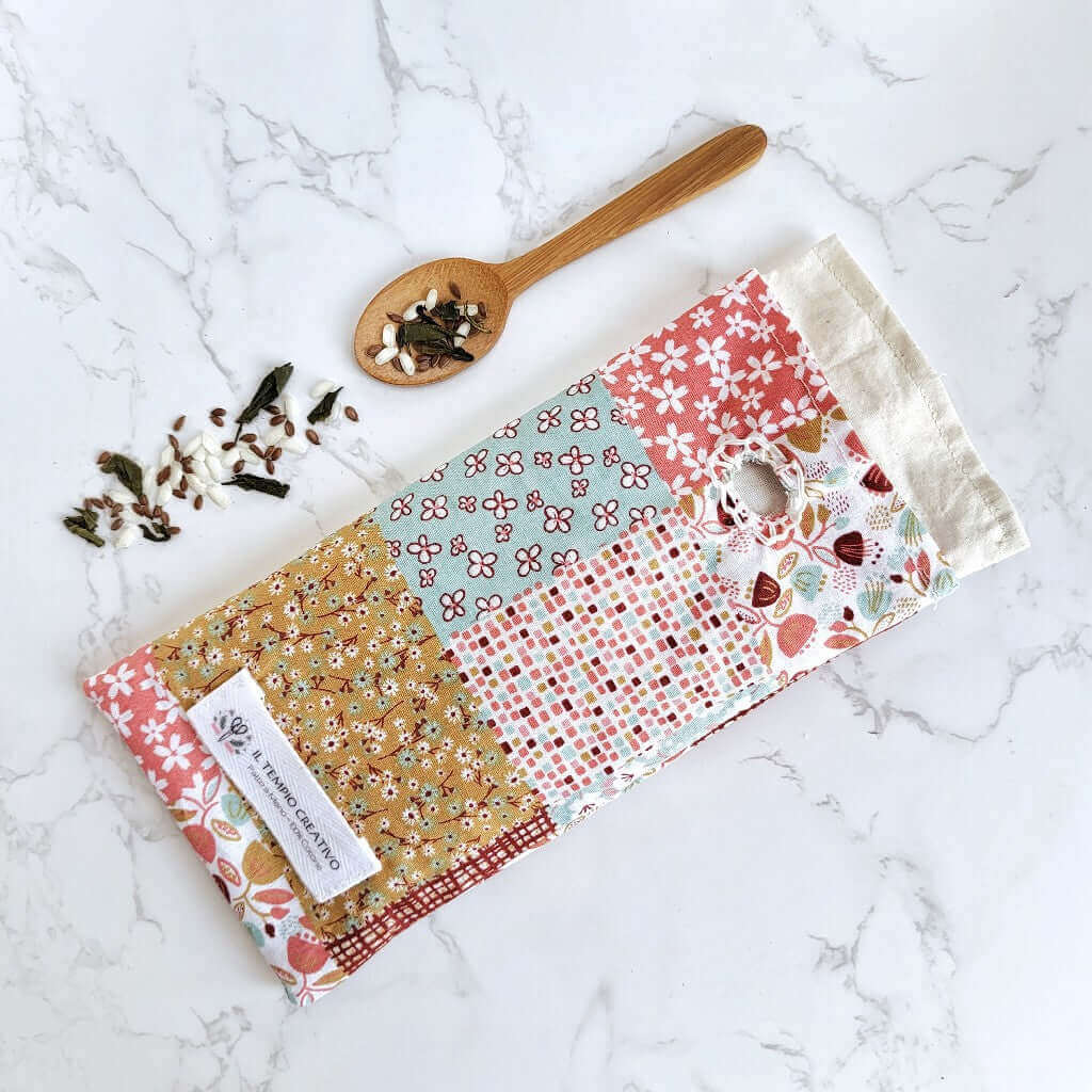 Cuscino per occhi eye pillow realizzato in cotono 100%, sfoderabile e lavabile, con ingredienti naturali antinfiammatori, rigeneranti e rilassanti.