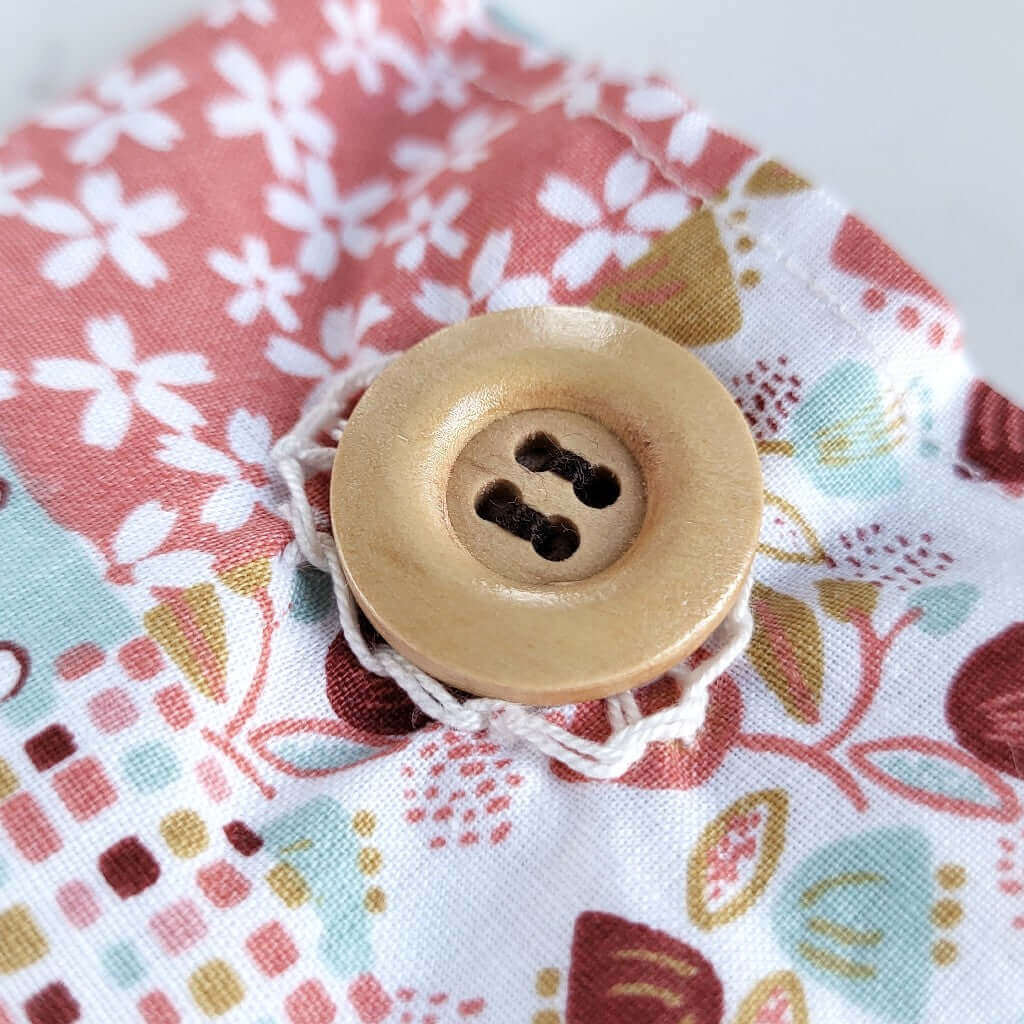 Cuscino per occhi eye pillow realizzato in cotono 100%, sfoderabile e lavabile, con ingredienti naturali antinfiammatori, rigeneranti e rilassanti.