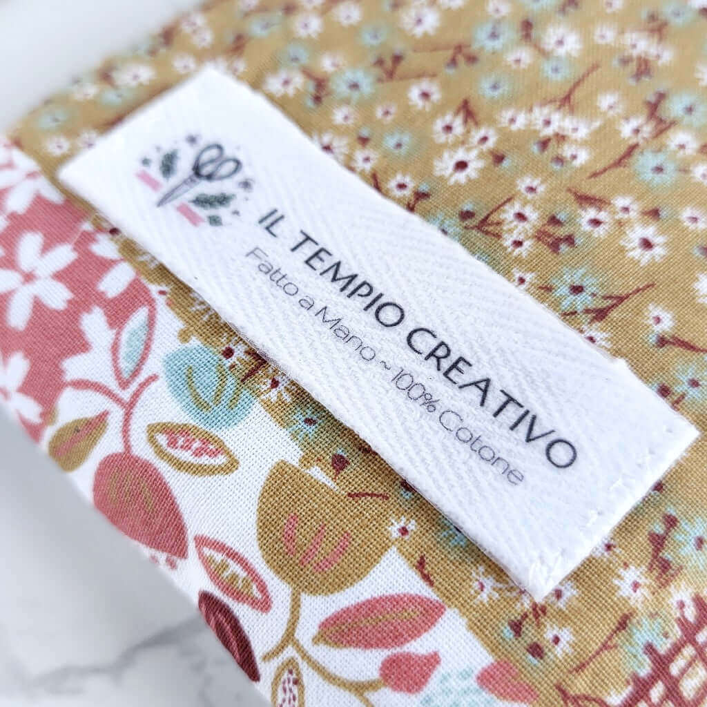 Cuscino per occhi eye pillow realizzato in cotono 100%, sfoderabile e lavabile, con ingredienti naturali antinfiammatori, rigeneranti e rilassanti.