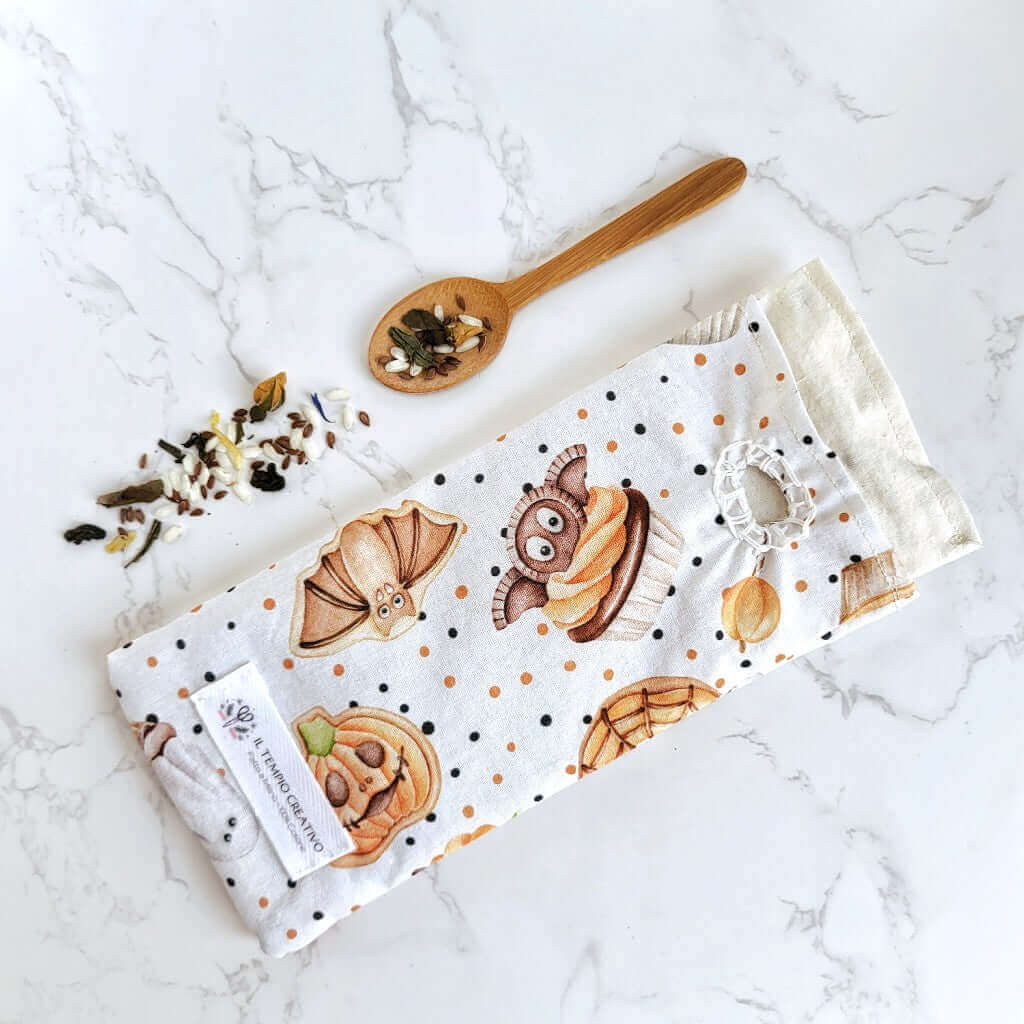 Cuscino per occhi eye pillow realizzato in cotono 100%, sfoderabile e lavabile, con ingredienti naturali antinfiammatori, rigeneranti e rilassanti.