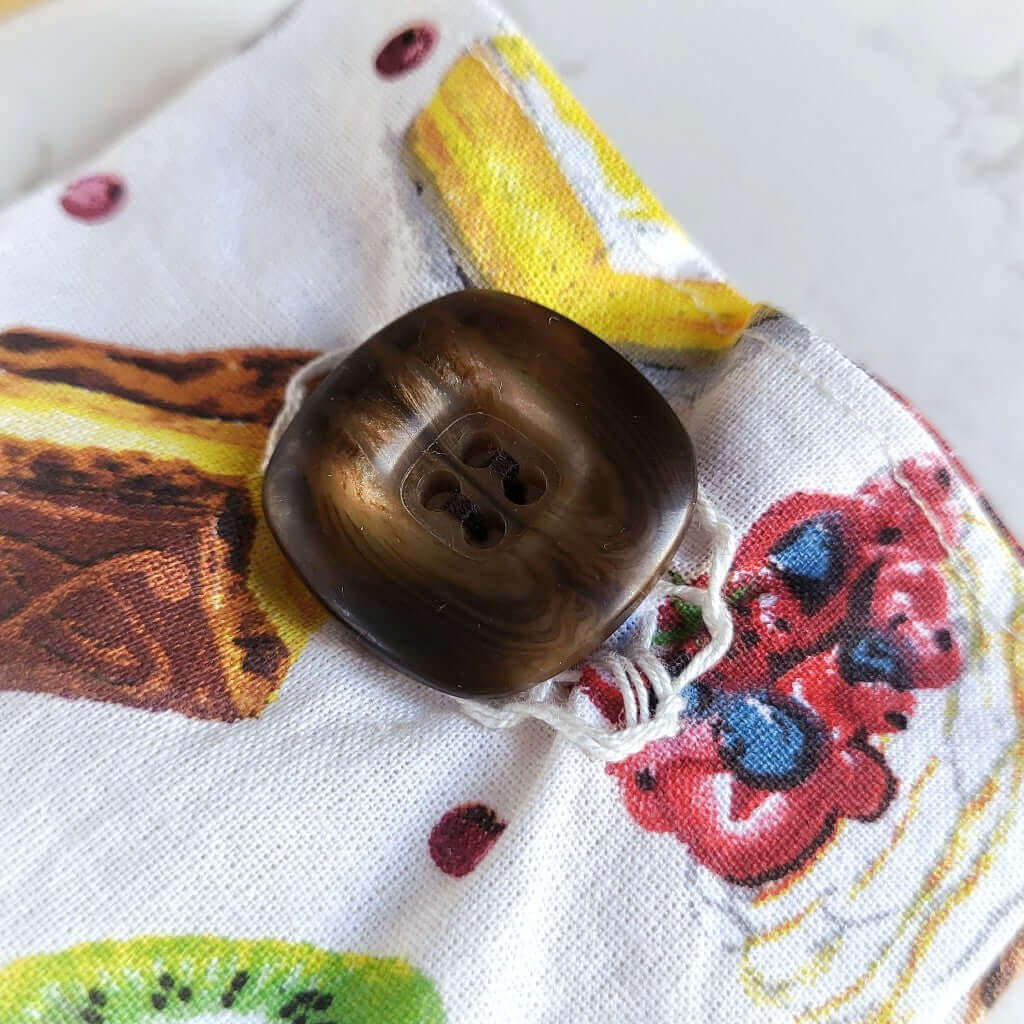 Cuscino per occhi eye pillow realizzato in cotono 100%, sfoderabile e lavabile, con ingredienti naturali antinfiammatori, rigeneranti e rilassanti.