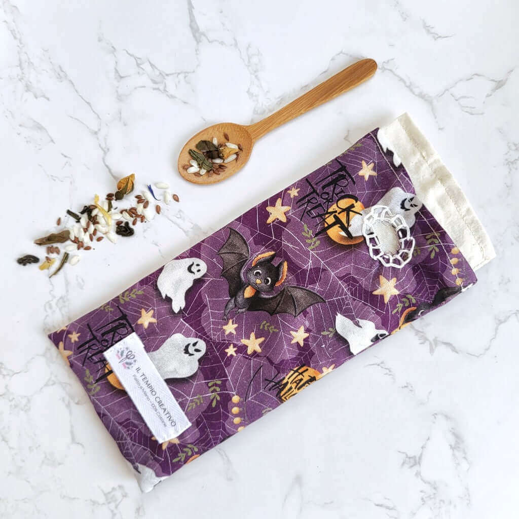 Cuscino per occhi eye pillow realizzato in cotono 100%, sfoderabile e lavabile, con ingredienti naturali antinfiammatori, rigeneranti e rilassanti.