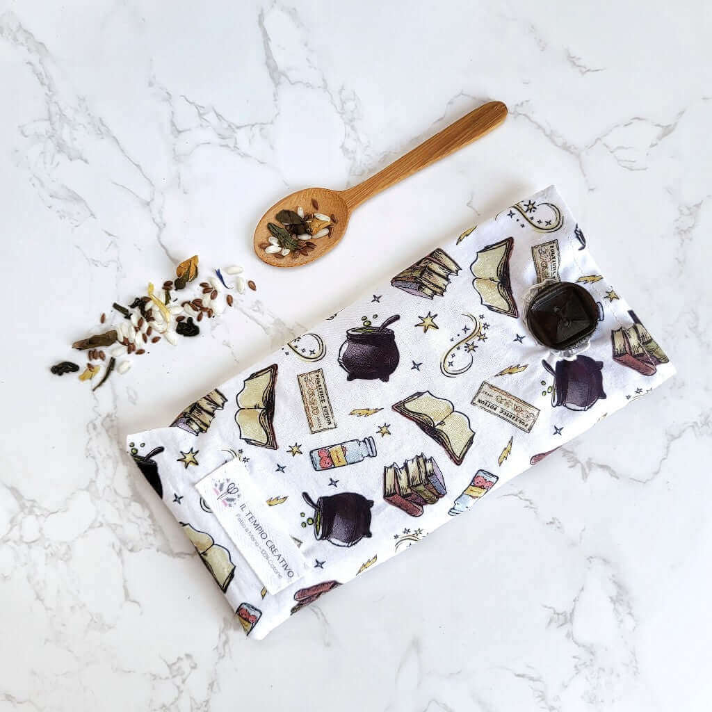 Cuscino benessere per occhi eye pillow realizzato in cotono 100%, sfoderabile e lavabile, con ingredienti naturali antinfiammatori, rigeneranti e rilassanti.