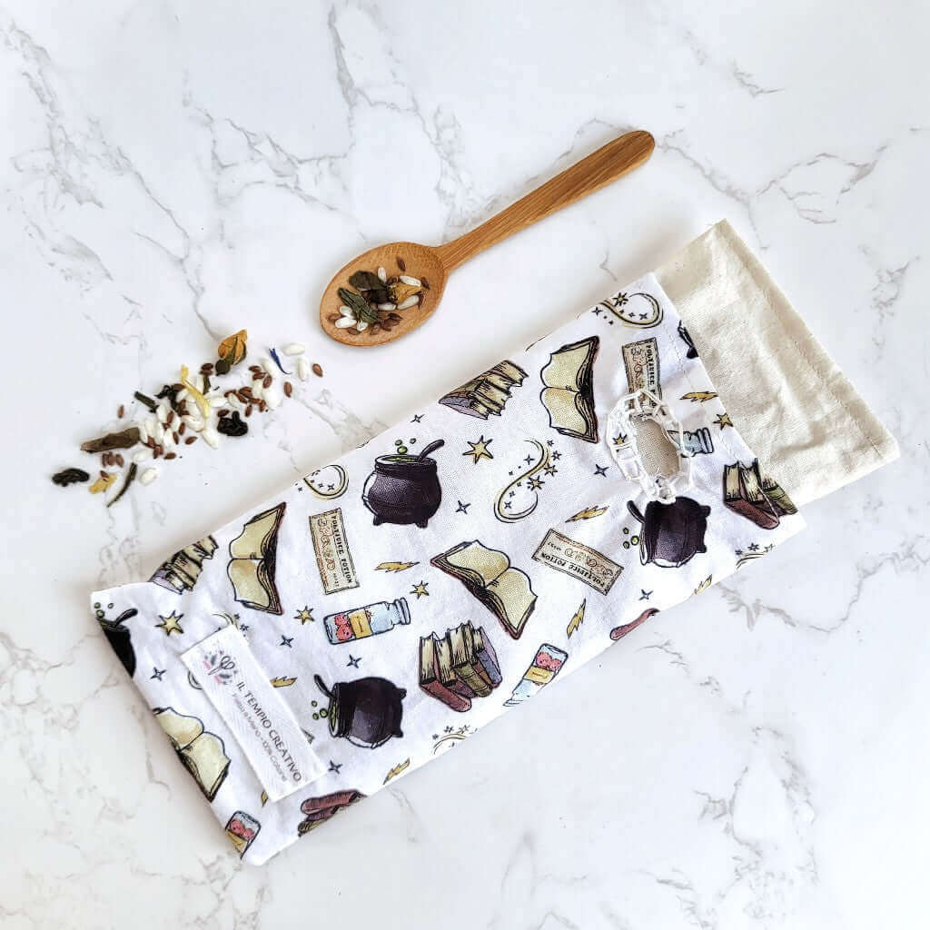 Cuscino benessere per occhi eye pillow realizzato in cotono 100%, sfoderabile e lavabile, con ingredienti naturali antinfiammatori, rigeneranti e rilassanti.