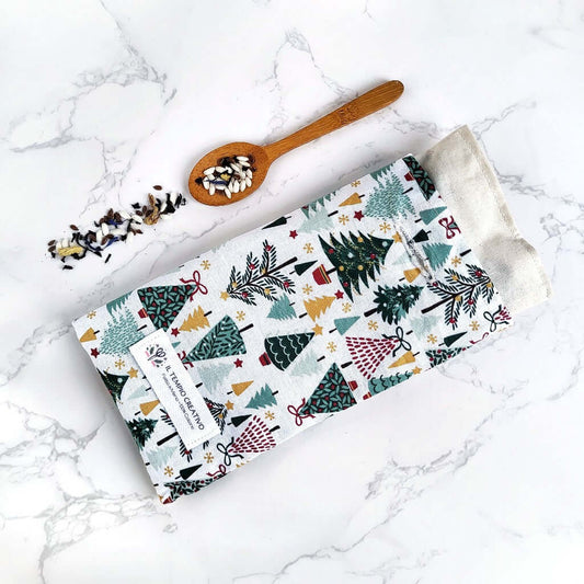 Cuscino rilassante per occhi (eye pillow) realizzato in puro cotone, sfoderabile e lavabile. All'interno materie prime naturali antinfiammatorie e rigeneranti per lo sguardo, borse e occhiaie. Tea Nero Mandorla e Amarena. Stoffa Alberi di Natale
