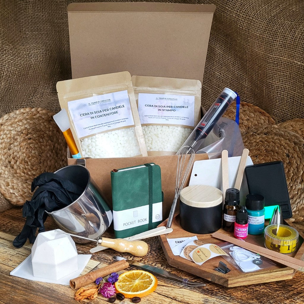 Kit Materiali Professionale e Completo per Realizzare Candele Profumate in Cera di Soia in Contenitore e in Stampo. Presenti, insieme alla cera, Termometro Digitale, Bricco in Acciaio Inox, stampo in Silicone, punteruolo, Bilancino di precisione, fragranza, colore mica, colore liquido, guanti, metro, Stoppini vari, decorazioni, pinzette, spatola, Paletta, agenda, sac a poche con punta, etichette.