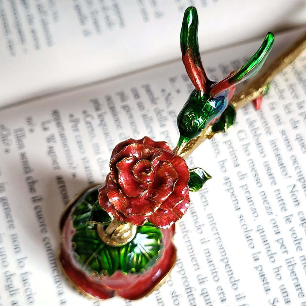 Snuffer spegni fiamma vintage antico e retrò con colibrì verde e rosso, per una buona e corretta cura della candela profumata.