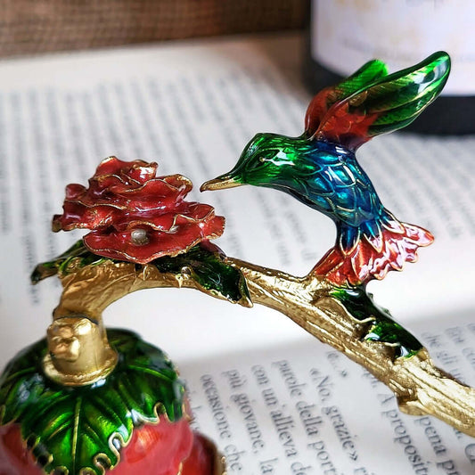 Snuffer spegni fiamma vintage antico e retrò con colibrì verde e rosso, per una buona e corretta cura della candela profumata.
